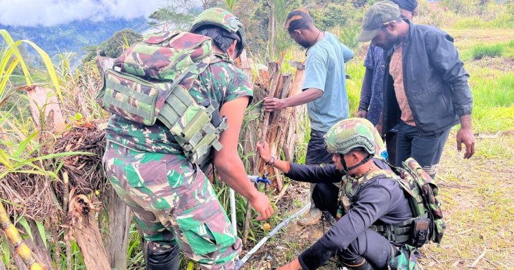 Satgas Yonif 113/JS TK Bantu Warga Kampung Engganengga untuk Akses Air Bersih