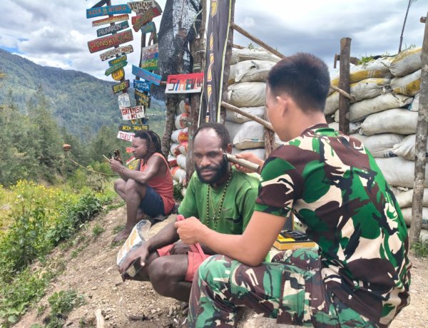 Cukur Gratis TNI di Intan Jaya: Sentuhan Humanis Dekatkan Prajurit dan Warga